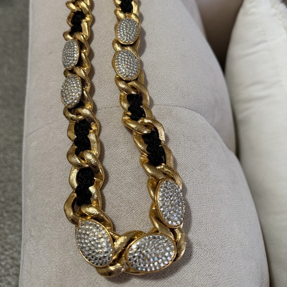 Elegant Gold Interlocking Chain Belt Crystal rhinestones & velvet - Picture 3 of 4